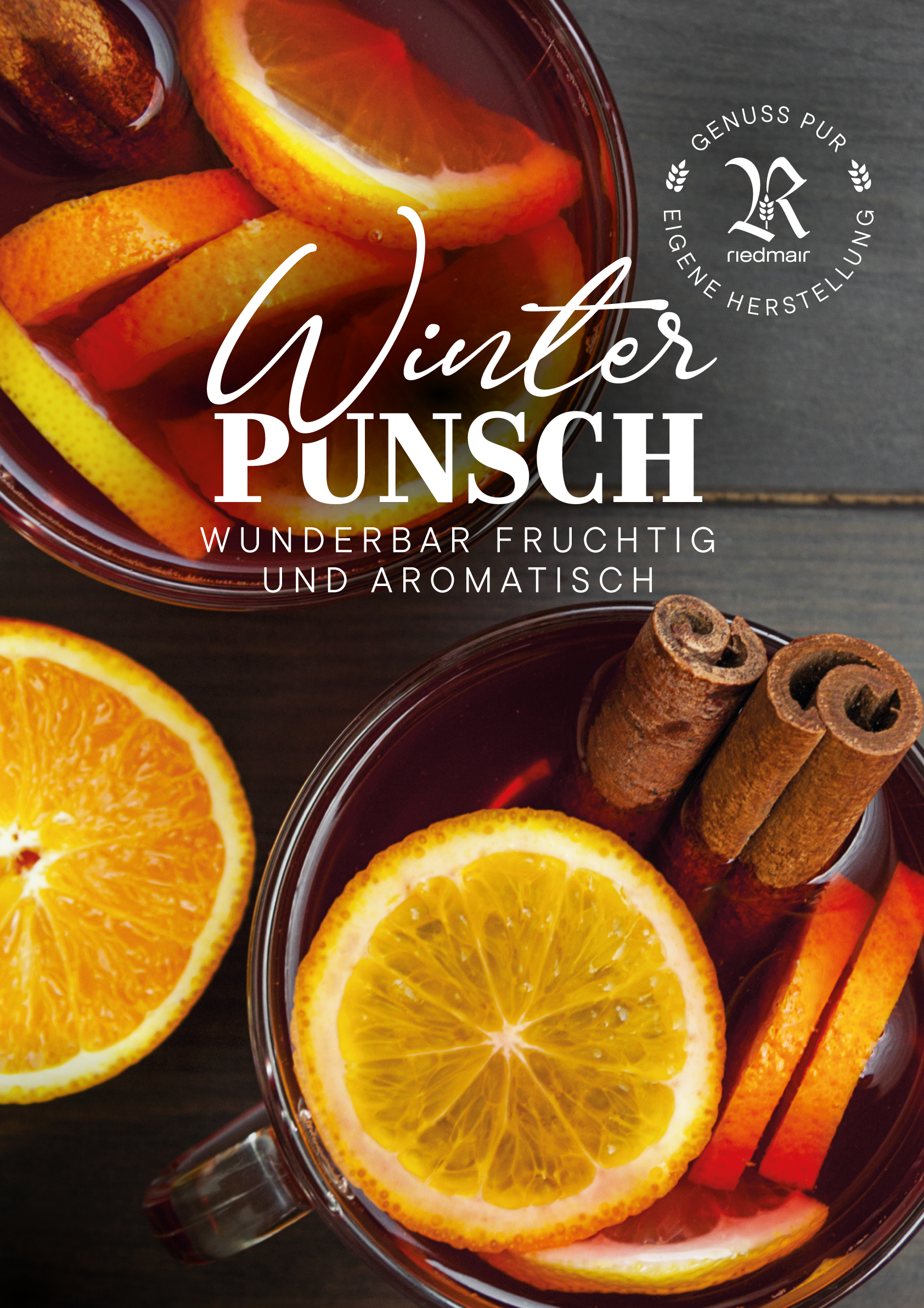 Plakat mit zwei Punschgläser mit Orangenscheiben und Zimtstangen und einem Holzhintergrund. Darauf steht in Weiß Winterpunsch und das Logo